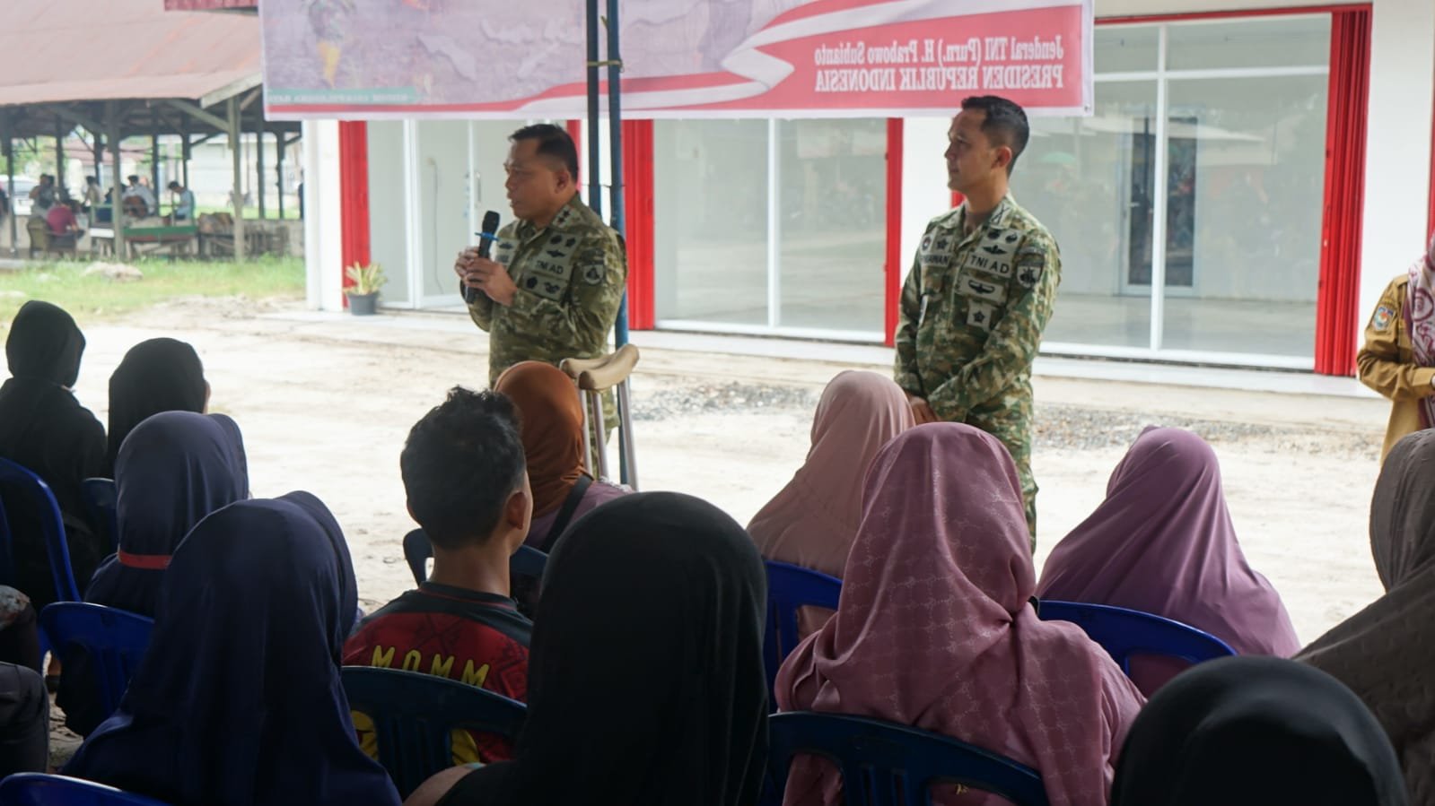Pangdam XXII/ TB di Dampingi Dandim 1016/Plk Salurkan Bantuan Kepada Masyarakat
